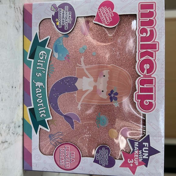 NIB Fun Makeup Kit with Brushes and Accessories - Picture 6 of 6